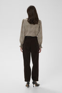 birsen-geruite-hemd-blouse-black-zwart-met-franjes-culture-modelfoto-achteraanzicht-1