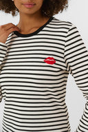 hunta-kiss-gestreepte-sweater-culture-black-zwart-modelfoto-close-up-1