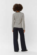 hunta-kiss-gestreepte-sweater-culture-black-zwart-modelfoto-achteraanzicht-1