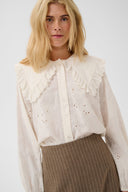 claramille-broderie-blouse-spring-gardenia-creme-culture-modelfoto-vooraanzicht-1