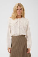 claramille-broderie-blouse-spring-gardenia-creme-culture-modelfoto-vooraanzicht-2