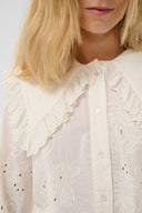 claramille-broderie-blouse-spring-gardenia-creme-culture-modelfoto-close-up-1