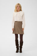 claramille-broderie-blouse-spring-gardenia-creme-culture-modelfoto-vooraanzicht-3