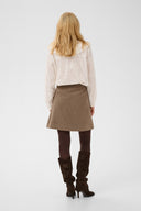 claramille-broderie-blouse-spring-gardenia-creme-culture-modelfoto-achteraanzicht-1