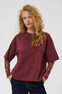 colum-katoenen-kanten-t-shirt-chocolate-truffle-bordeaux-culture-modelfoto-vooraanzicht-1