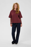 colum-katoenen-kanten-t-shirt-chocolate-truffle-bordeaux-culture-modelfoto-vooraanzicht-2