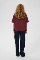 colum-katoenen-kanten-t-shirt-chocolate-truffle-bordeaux-culture-modelfoto-achteraanzicht-1