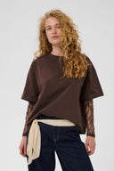 colum-katoenen-kanten-t-shirt-coffee-bean-donkerbruin-culture-modelfoto-vooraanzicht-2