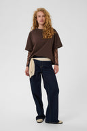 colum-katoenen-kanten-t-shirt-coffee-bean-donkerbruin-culture-modelfoto-vooraanzicht-1