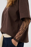 colum-katoenen-kanten-t-shirt-coffee-bean-donkerbruin-culture-modelfoto-detail-1