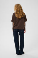 colum-katoenen-kanten-t-shirt-coffee-bean-donkerbruin-culture-modelfoto-achteraanzicht-1