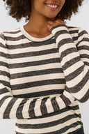 cat-alexandra-gestreepte-top-brown-whitecap-bruin-creme-modelfoto-close-up-1