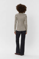 cat-alexandra-gestreepte-top-brown-whitecap-bruin-creme-modelfoto-achteraanzicht-1