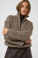 cabrine-geruite-jas-toffee-check-bruinmix-culture-modelfoto-vooraanzicht-1