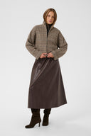 cabrine-geruite-jas-toffee-check-bruinmix-culture-modelfoto-vooraanzicht-2