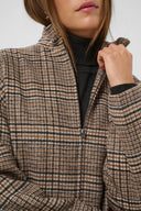 cabrine-geruite-jas-toffee-check-bruinmix-culture-modelfoto-detail-1