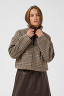 cabrine-geruite-jas-toffee-check-bruinmix-culture-modelfoto-vooraanzicht-3