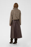 cabrine-geruite-jas-toffee-check-bruinmix-culture-modelfoto-achteraanzicht-1