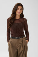 laya-polka-dot-mesh-blouse-brown-dot-bruin-culture-modelfoto-vooraanzicht-1