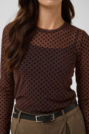 laya-polka-dot-mesh-blouse-brown-dot-bruin-culture-modelfoto-close-up-1