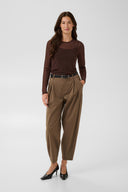 laya-polka-dot-mesh-blouse-brown-dot-bruin-culture-modelfoto-vooraanzicht-2