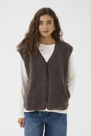 catina-oversized-teddy-mouwloze-vest-coffee-bean-bruin-culture-modelfoto-vooraanzicht-2