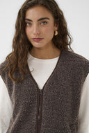 catina-oversized-teddy-mouwloze-vest-coffee-bean-bruin-culture-modelfoto-detail-1