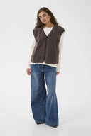 catina-oversized-teddy-mouwloze-vest-coffee-bean-bruin-culture-modelfoto-vooraanzicht-1