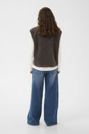 catina-oversized-teddy-mouwloze-vest-coffee-bean-bruin-culture-modelfoto-achteraanzicht-1