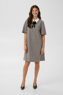 cathlin-geruite-mini-jurk-grijs-culture-modelfoto-vooraanzicht-2
