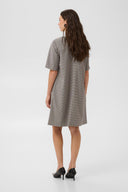 cathlin-geruite-mini-jurk-grijs-culture-modelfoto-achteraanzicht-1