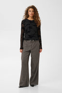 aliba-bloemen-flock-mesh-blouse-zwart-lange-mouwen-culture-modelfoto-vooraanzicht-2