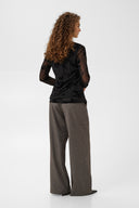 aliba-bloemen-flock-mesh-blouse-zwart-lange-mouwen-culture-modelfoto-achteraanzicht-1