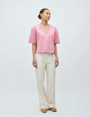 emrys-v-hals-boxy-t-shirt-wild-rose-mbym-modelfoto-vooraanzicht-1