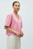 emrys-v-hals-boxy-t-shirt-wild-rose-mbym-modelfoto-vooraanzicht-2