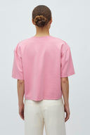 emrys-v-hals-boxy-t-shirt-wild-rose-mbym-modelfoto-achteraanzicht-1