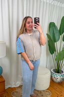 carmela-mouwloze-cardigan-beige-orla-antwerp-spiegelfoto-vooraanzicht-1