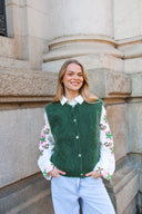 carmela-mouwloze-cardigan-khaki-orla-antwerp-lookfoto-vooraanzicht-1