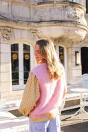 carmela-mouwloze-cardigan-pink-orla-antwerp-lookfoto-achteraanzicht-1