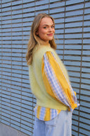 carmela-mouwloze-cardigan-geel-orla-antwerp-lookfoto-zijaanzicht-1