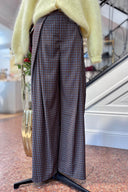 nomia-geruite-balloon-barrel-geklede-pantalon-broek-chocolate-brown-chocoladebruin-sweet-like-you-etalagefoto-vooraanzicht-1