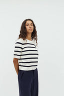 carla-stripe-sweater-night-sky-stripe-mbym-model-zijaanzicht-1