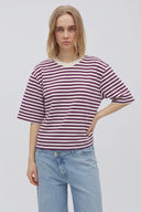emrys-gestreepte-boxy-t-shirt-deep-purple-sugra-stripe-paars-mbym-modelfoto-vooraanzicht-1