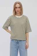 emrys-gestreepte-boxy-t-shirt-olive-sugar-stripe-olijfgroen-mbym-modelfoto-vooraanzicht-1