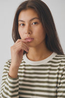 celia-gestreepte-t-shirt-olijfgroen-creme-mbym-modelfoto-vooraanzicht-1