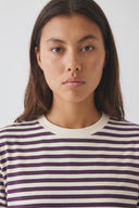 celia-gestreepte-t-shirt-paars-creme-mbym-modelfoto-vooraanzicht-2