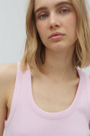 jaxson-rib-tanktop-pale-rose-mbym-productfoto-close-up-1