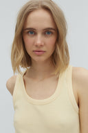 jaxson-rib-tanktop-summer-yellow-mbym-modelfoto-close-up-1