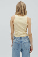 jaxson-rib-tanktop-summer-yellow-mbym-modelfoto-achteraanzicht-1