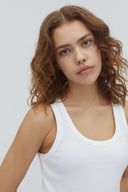 jaxson-rib-tanktop-white-mbym-productfoto-close-up-1